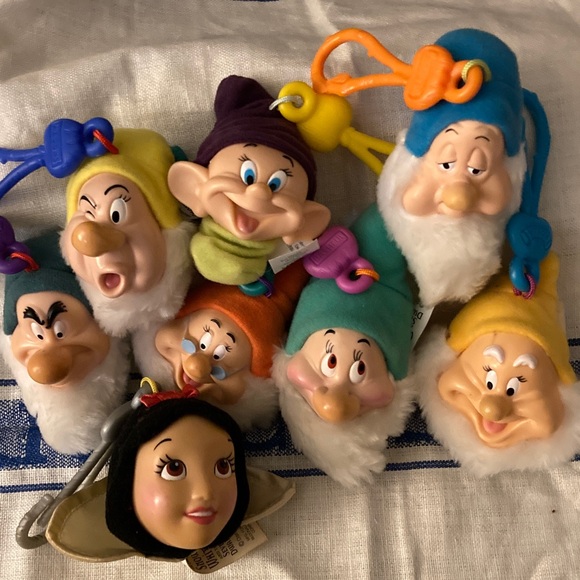 VINTAGE SNOW WHITE AND THE SEVEN DWARFS PLUSH Keychain Set - - Picture 6 of 7